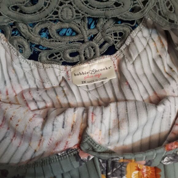 Bobbie Brooks green floral lace blouse - Picture 2 of 6